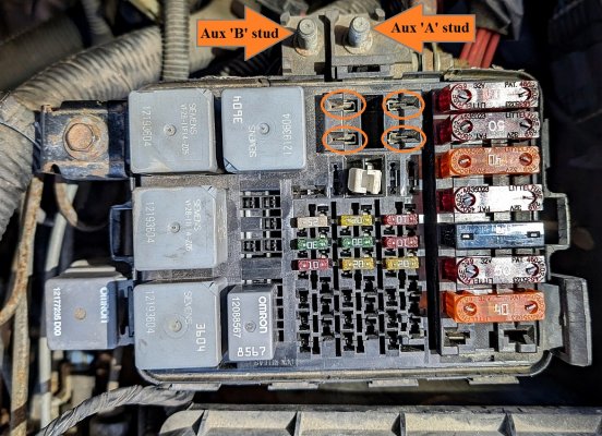 bird's eye view of Underhood Fuse Block close up (opt Aux arrows final).jpg